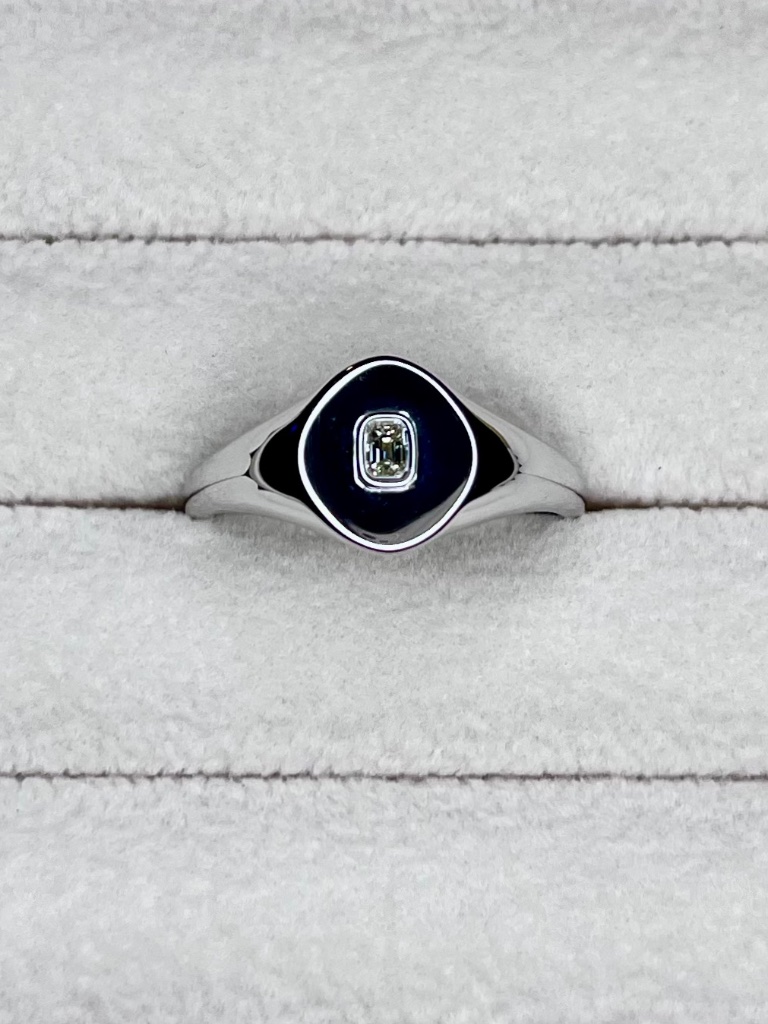 R060 | Natural Diamond Signet Ring